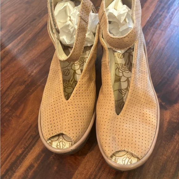 Like New~ Designer Fly London Women's Tan Wedge Sandals~ Size:39 (8.5/9) - Picture 2 of 5